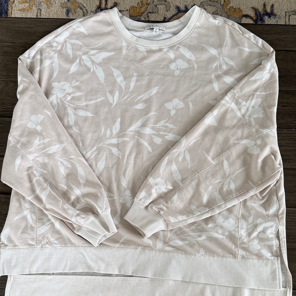 Z Supply sz Small oversized lightweight sweatshirt in tan/crème floral, NWOT